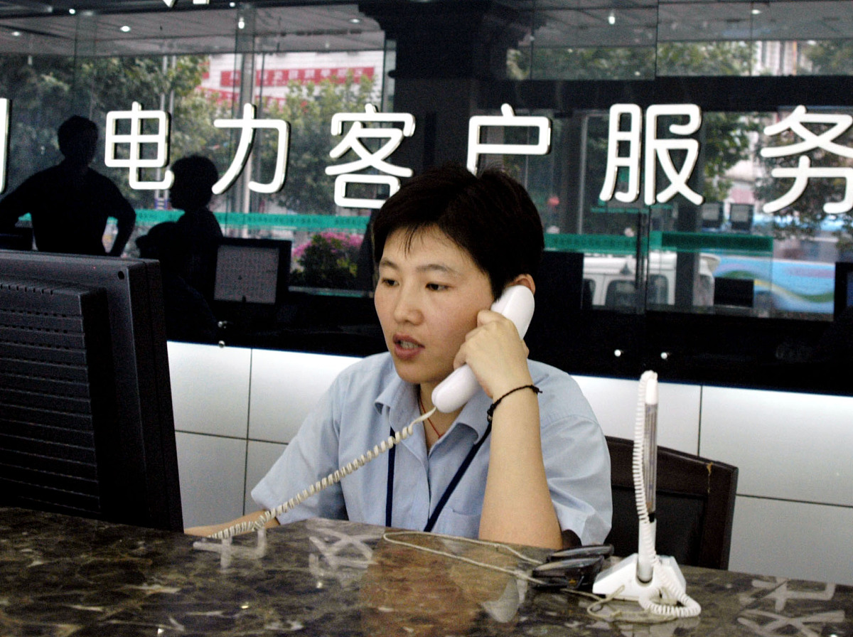 我离开原来的公司已经 8 天了,忽然接到老板王总电话:"小丁,客户设备