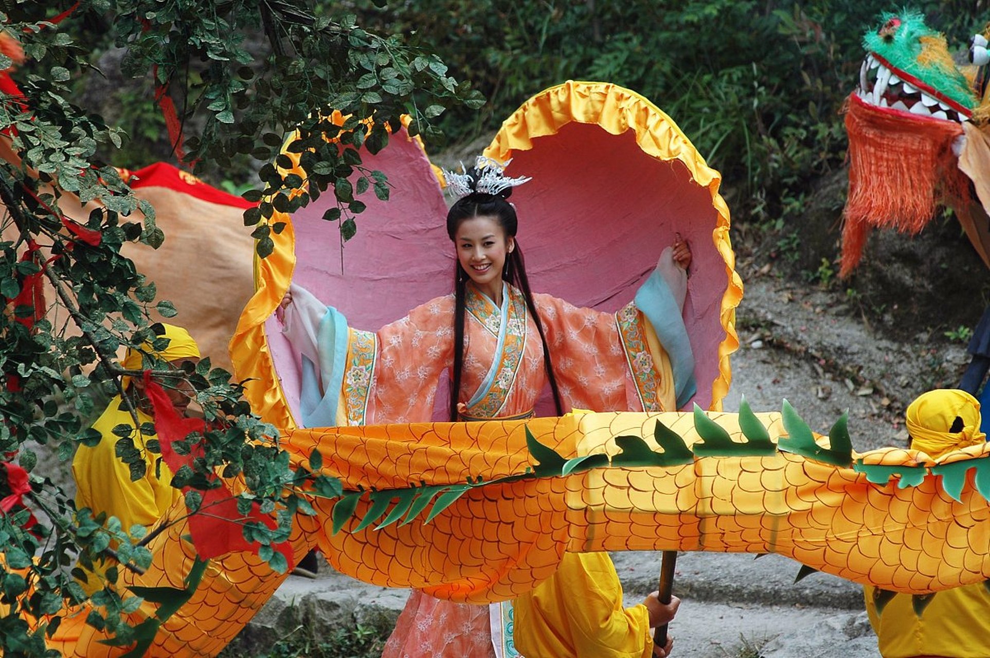 很久很久以前,在神仙界的九天上有七个美丽的仙女.