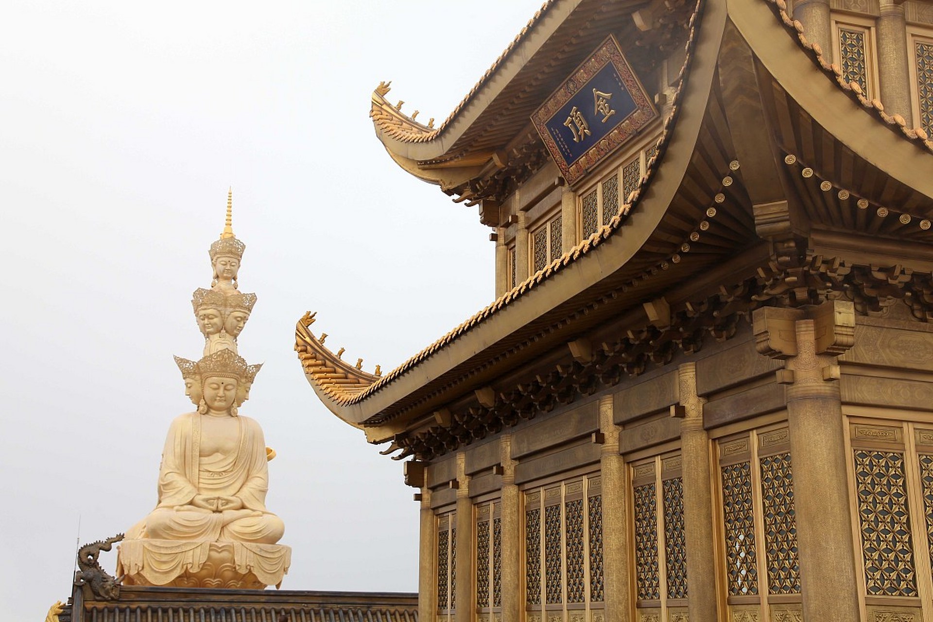 山金顶,也被称为华藏寺,是中国四川省峨眉山上的一座重要的佛教寺庙