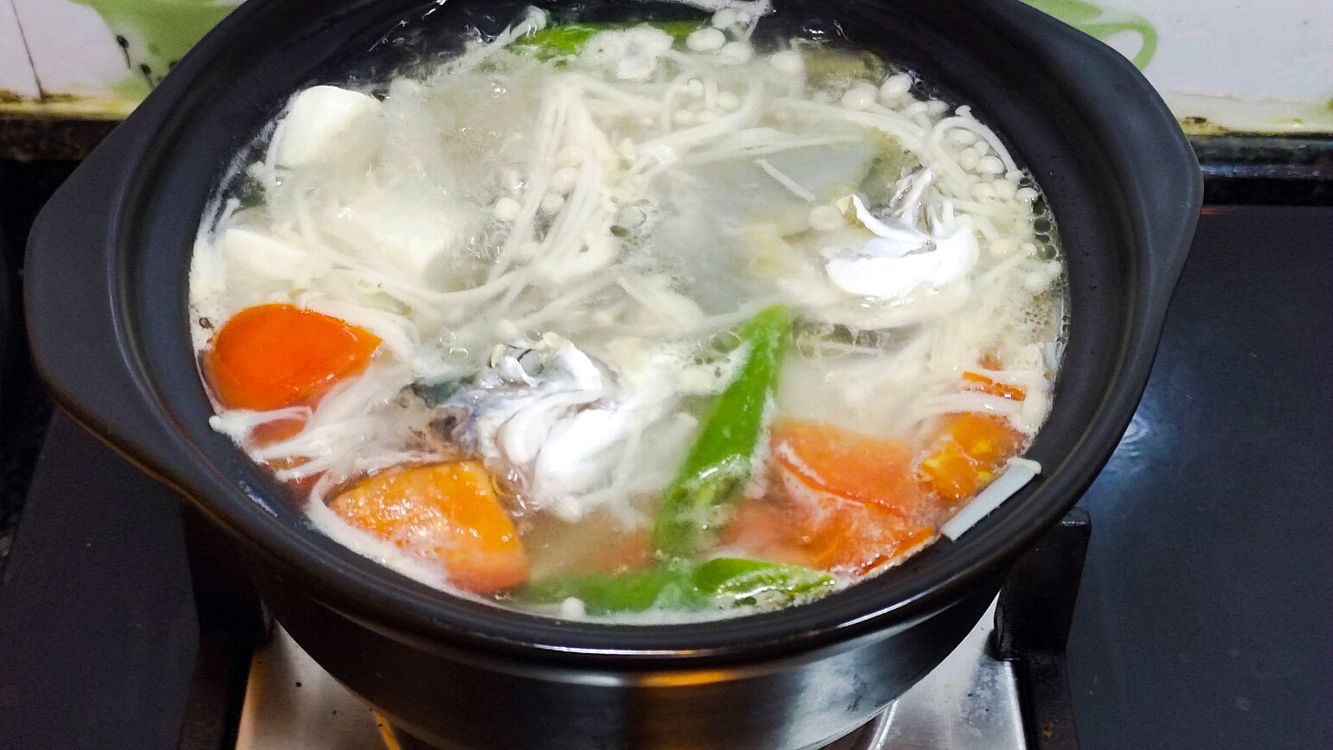 鲜美的鱼虾砂锅煲