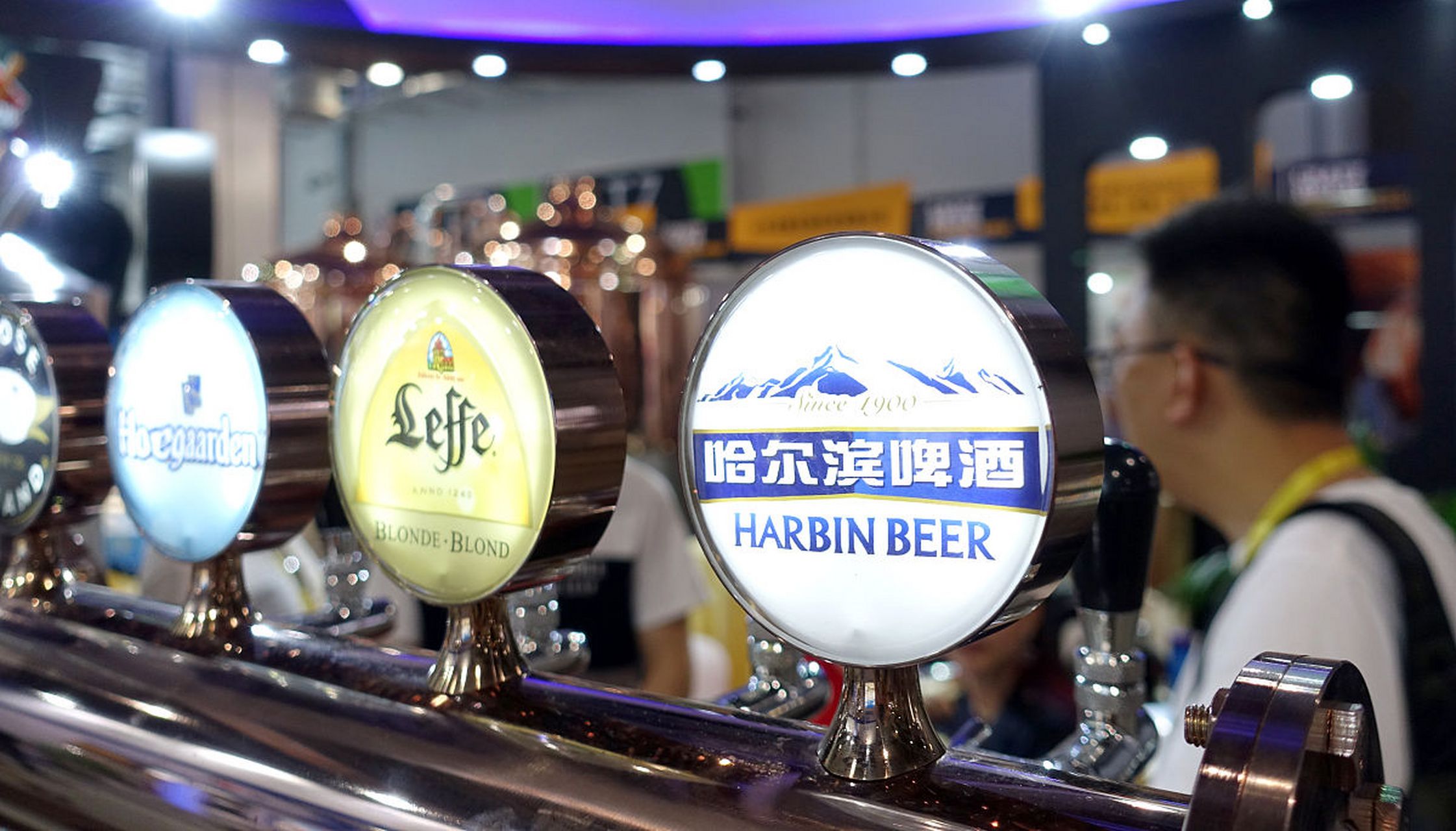 据香港消费者委员会的检测报告,哈尔滨麦道啤酒被检测出含有脱氧雪