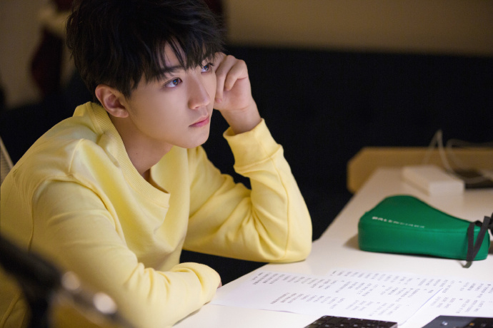 王俊凯首张专辑第二首单曲《醒着》录音室花絮~舞动的旋律碰撞青春的