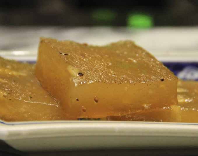 马蹄糕,南方的传统糕点之一,以糖水拌和荸荠粉蒸制而成,马蹄糕口感