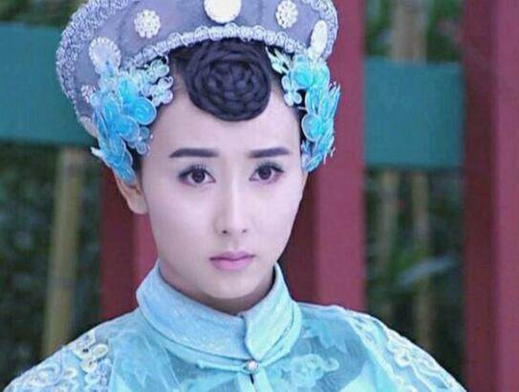 原姓西林觉罗氏,在嫁为贝勒奕绘为侧福晋时,拖姓为顾,故以顾太清名世