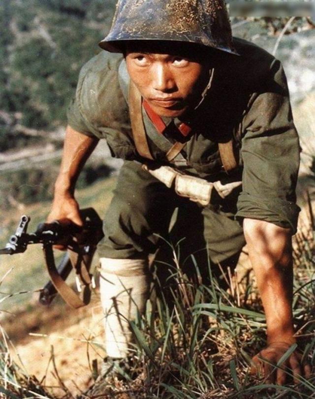 老山战斗珍贵镜头:士兵拿冲锋枪袭击,军人背影让人动容!