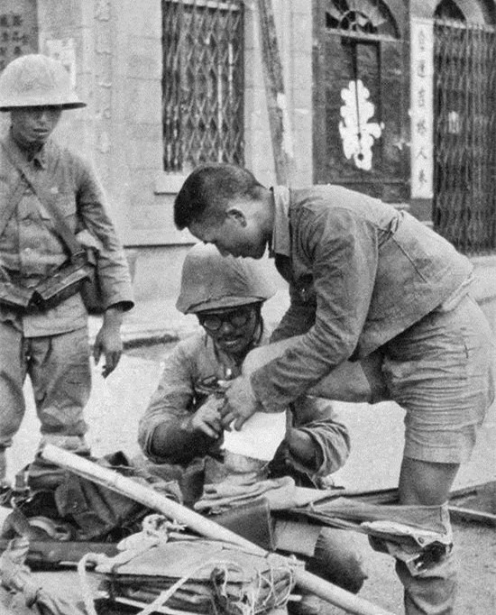 日本鬼子真实老照片:"善良"鬼子救治国军,图四标准鬼子形象!
