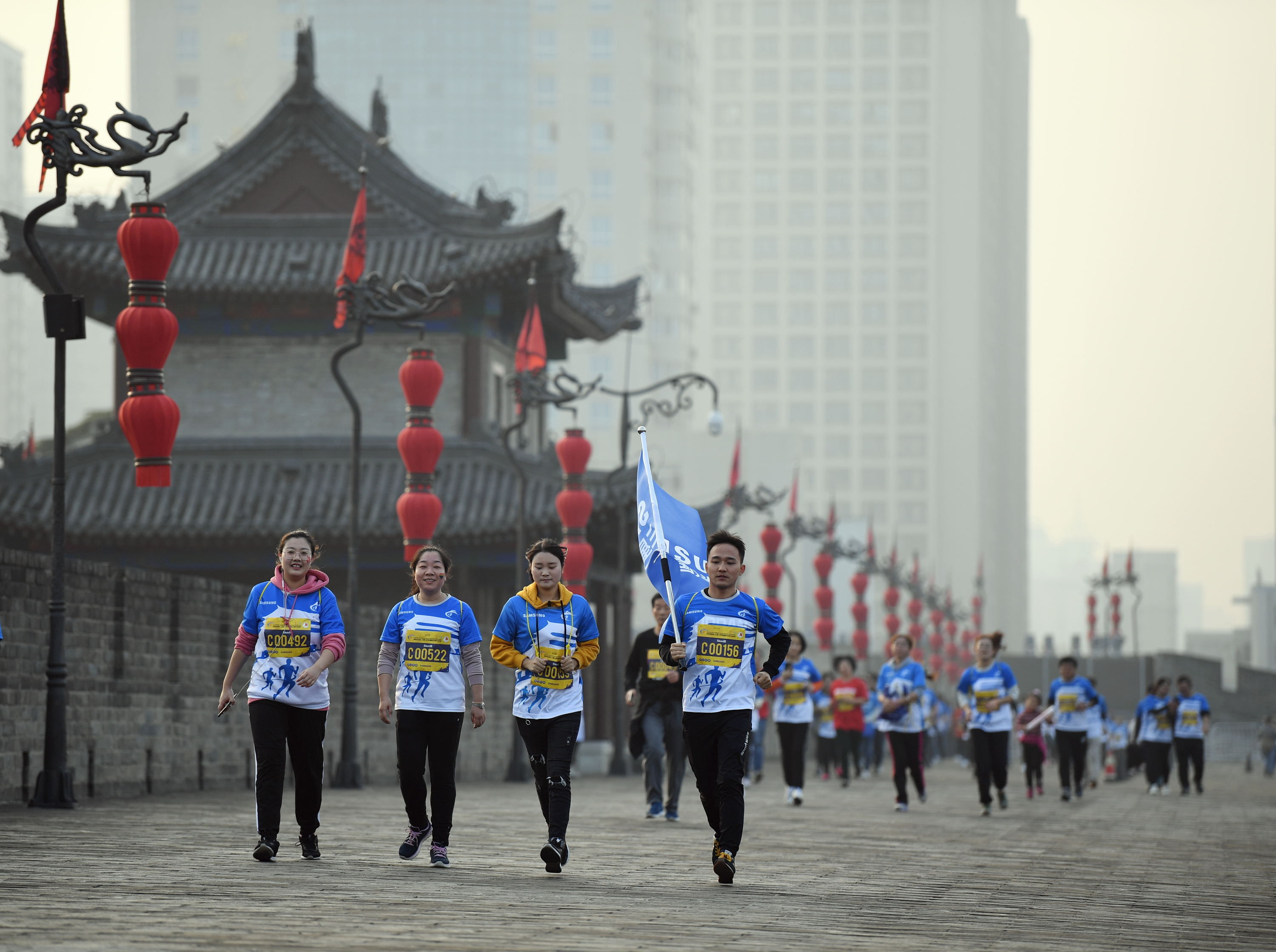 马拉松——2018西安城墙秋季半程马拉松赛开跑(1)