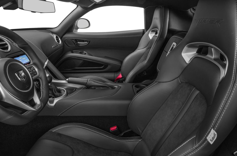 车内前排空间比较宽敞,并且座椅也非常的舒服,靠背的倾斜度也很不错