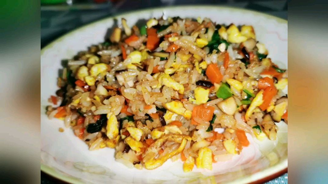 一点剩饭,一个鸡蛋,两个香菇,一片菜叶,蛋炒饭出炉啦