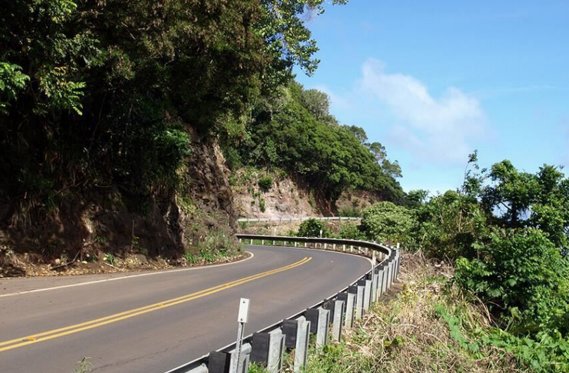 茂宜岛从机场到最东部哈纳的沿海公路,以风景优美,多弯,路过大量桥而