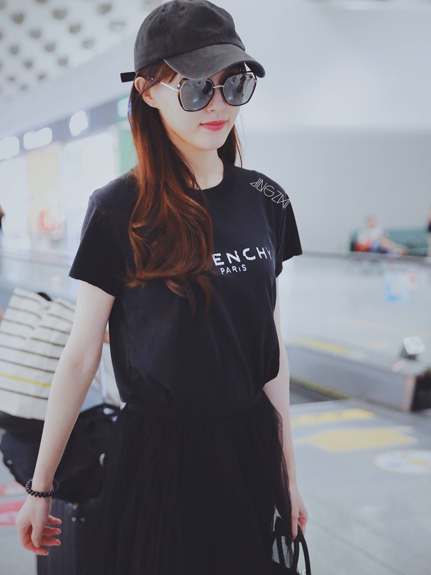 唐嫣最新机场照,黑上衣搭配黑纱裙化身黑天鹅优雅高贵,格外迷人