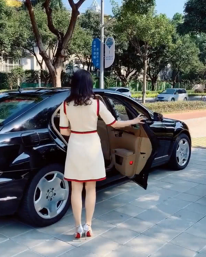 90后年轻白富美开奔驰炫富,身材如此曼妙,网友:走上人生巅峰!