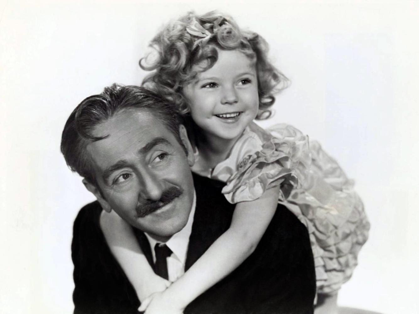 秀兰·邓波儿:人间天使不幸成为恋童者的猎物,风光的背后是黑暗