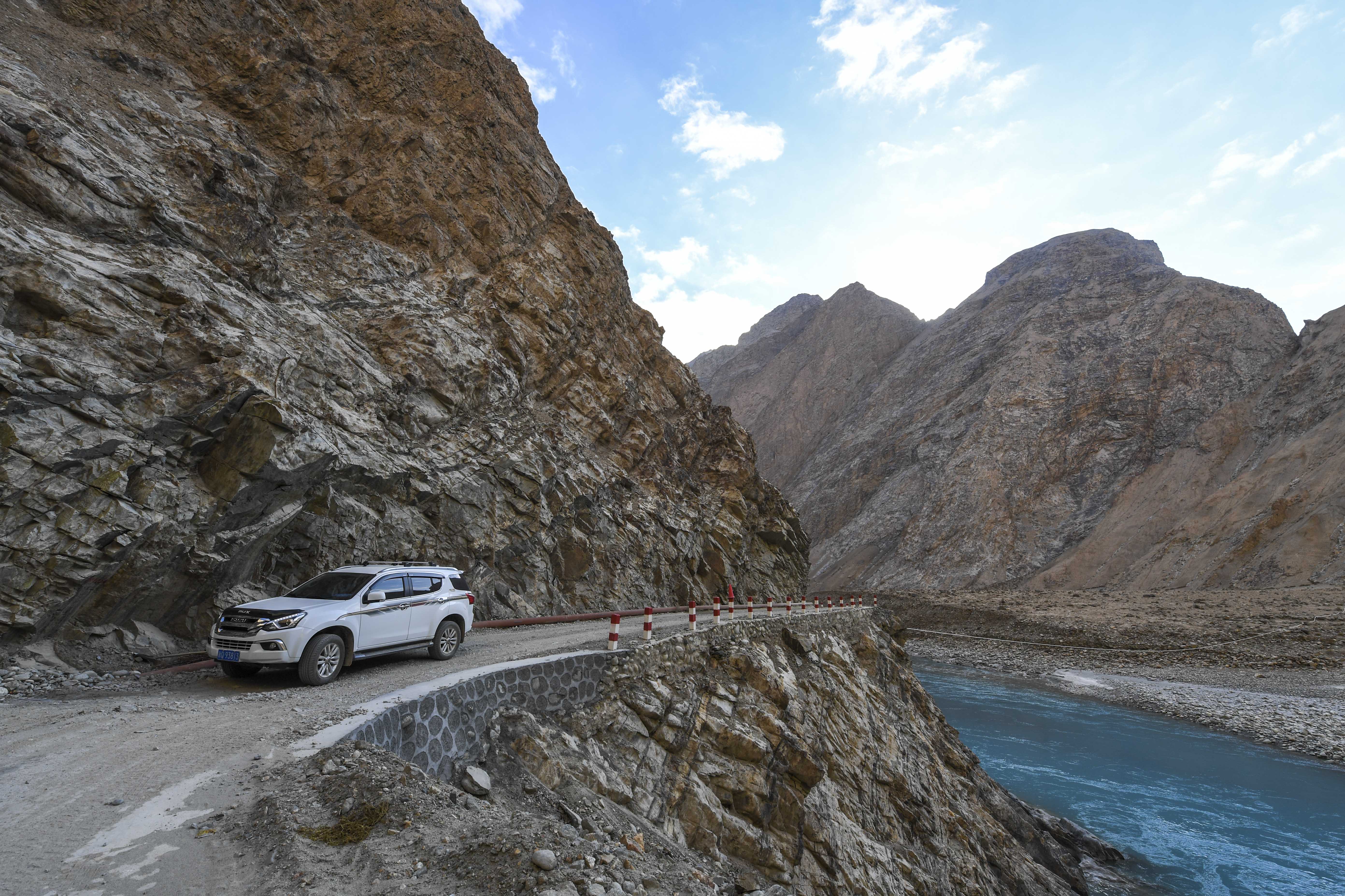 新疆塔什库尔干:修路助脱贫(3)