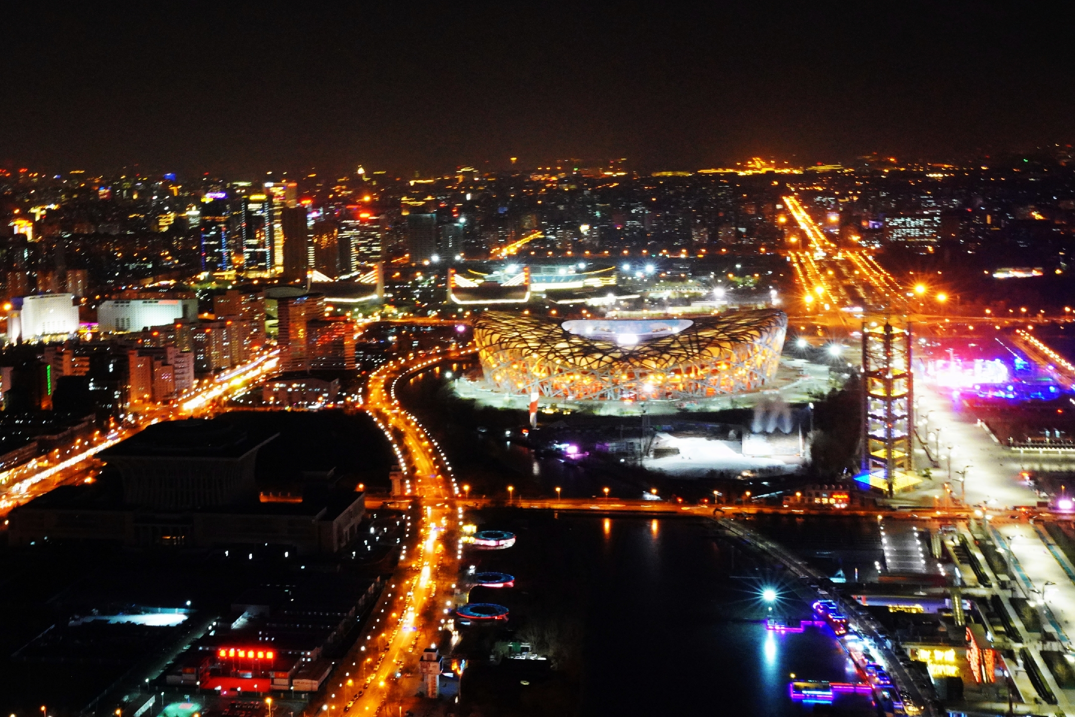 两百多米的高空拍摄的北京夜景,夜色中的鸟巢,水立方和玲珑塔,很美很