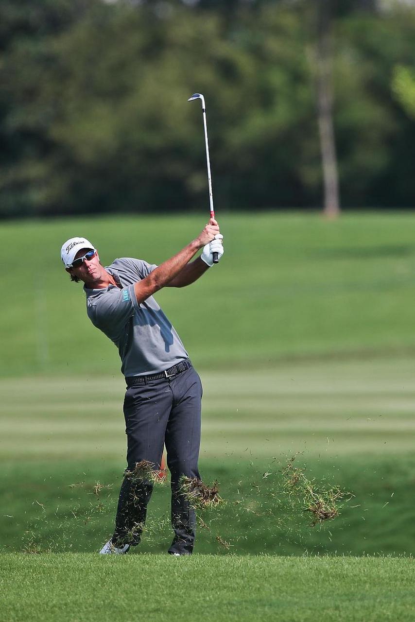 高尔夫起源于苏格兰皇室贵族,因其高昂的土地,维护,装备和会籍费用,被