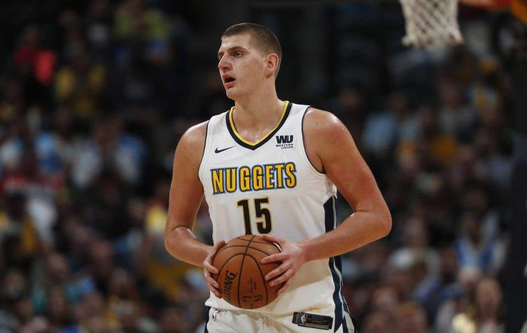 约基奇一身肥肉,面对肌肉运动员却一点都不吃亏?他如何做到的