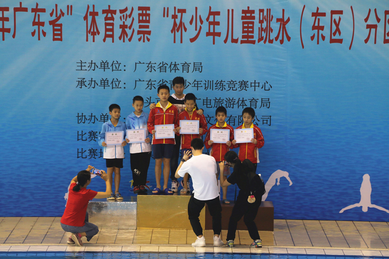 广东少儿跳水赛汕头落幕