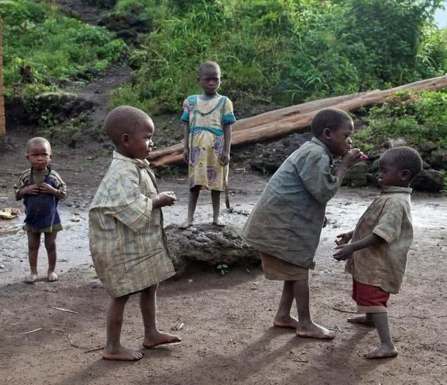 非洲"矮人"部落:身高只到一米,十岁左右不生儿育女就来不及了