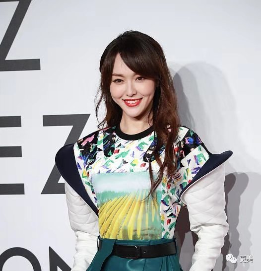 唐嫣近照曝光,苹果肌肿胀的很僵硬,网友:难道婚后去填充了?