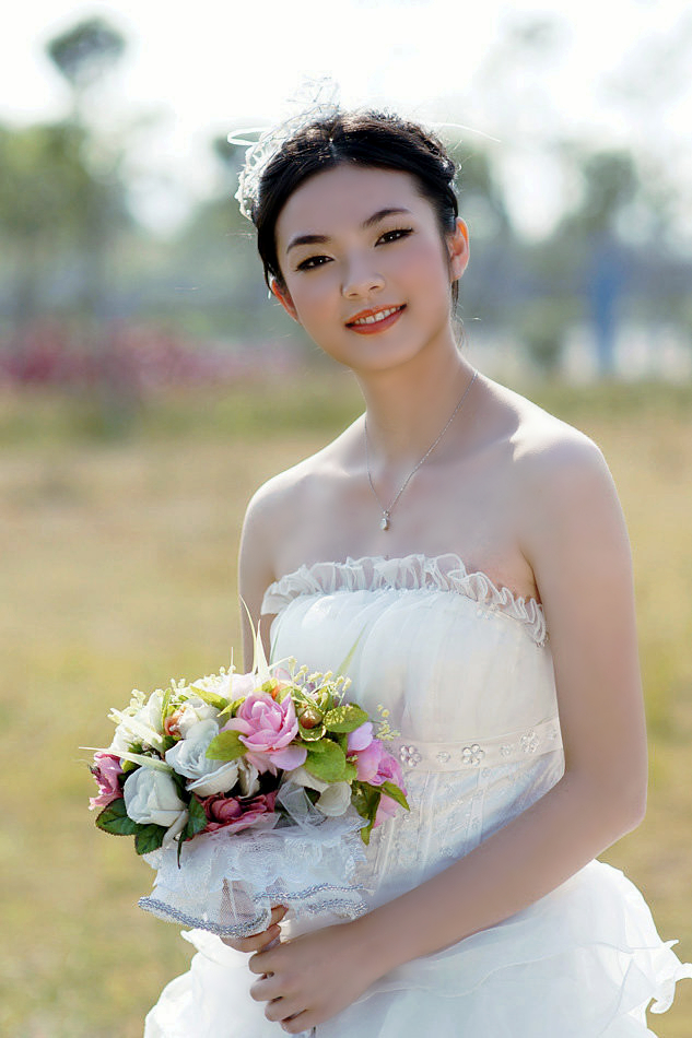 一个待出嫁的纯洁美丽微笑新娘