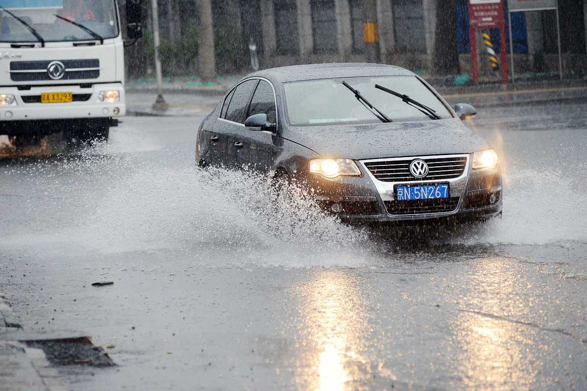 如遇暴雨天气,应尽快寻找安全地点停车避雨,以免因积