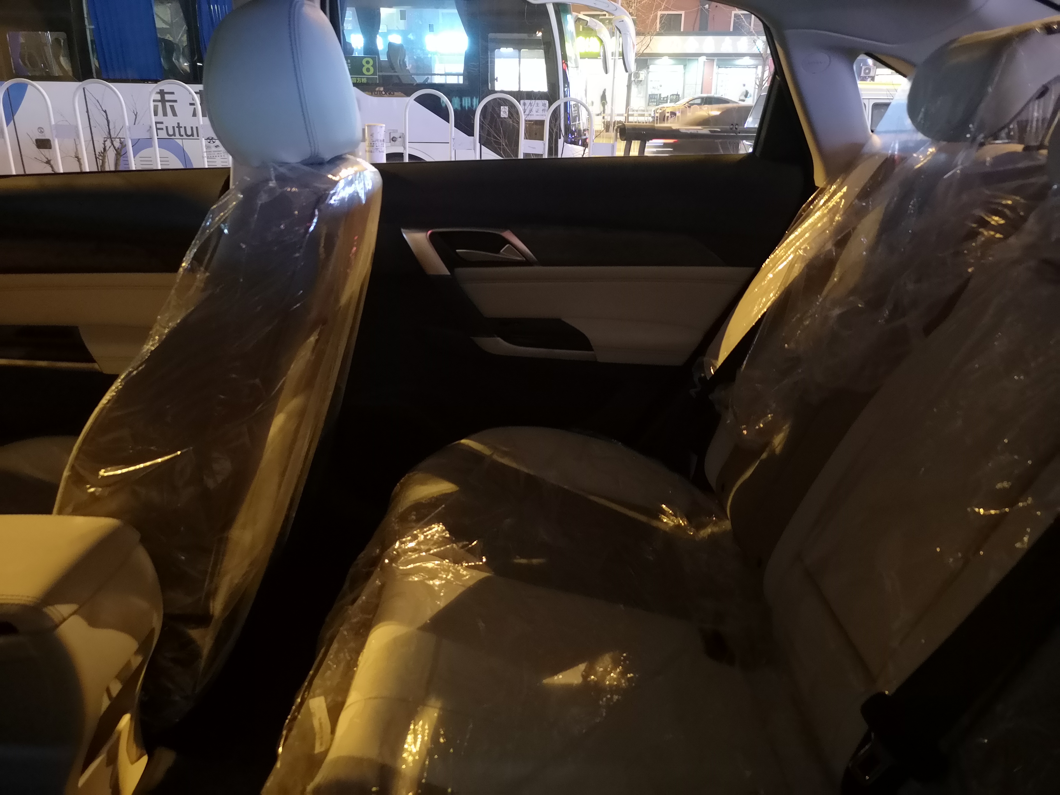 后排空间感受一下,额外注意的是它具备了后排中央扶手,非常实用的配置