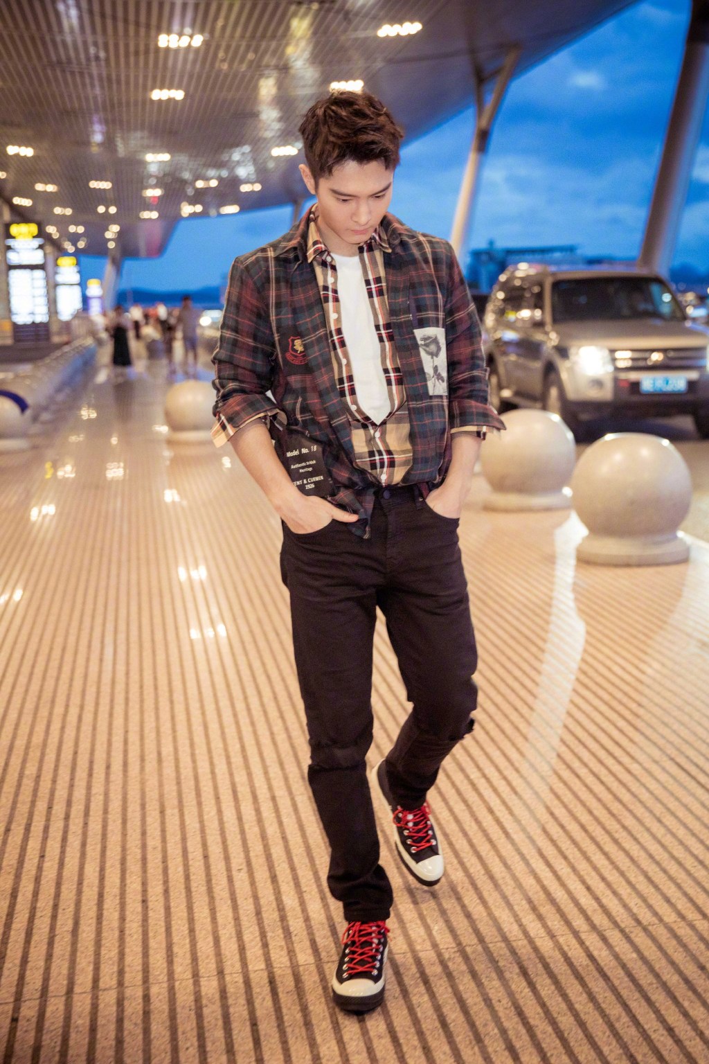 盛一伦的衣品在男星里真的算不错!最新机场秀衬衫叠穿超有型!