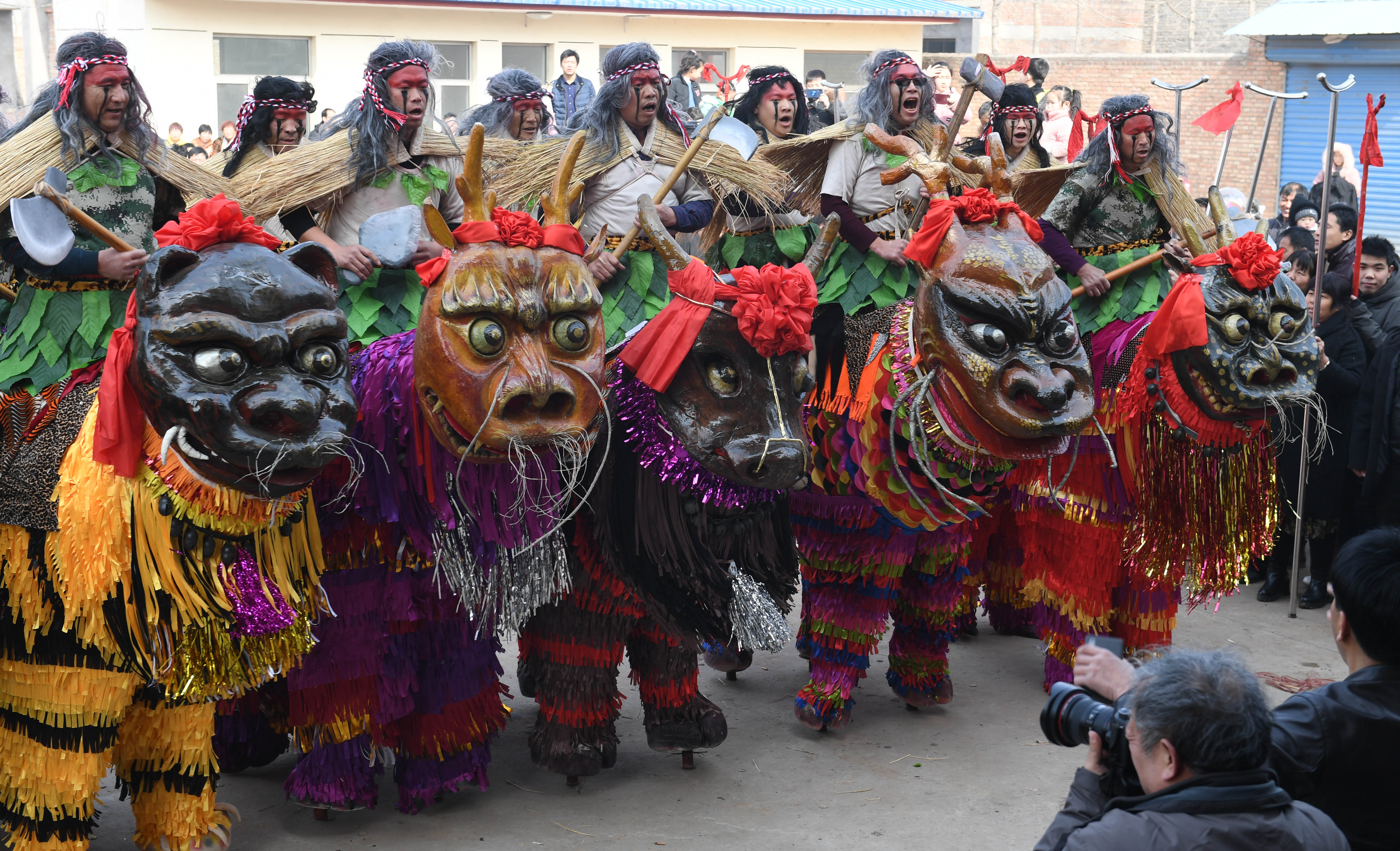 山西运城:"高跷走兽"闹新春(4)