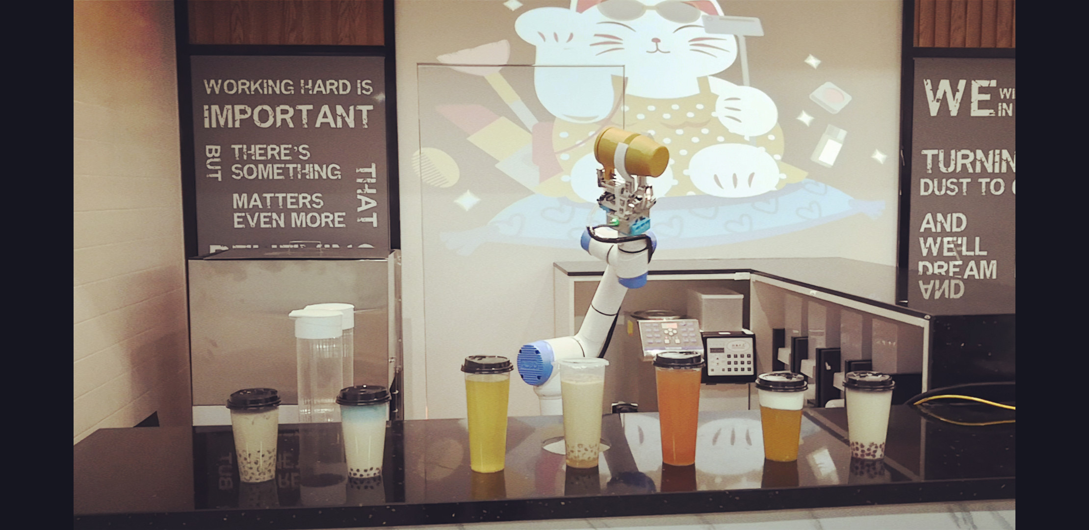 机器人奶茶店与传统奶茶店相比有哪些优势呢?