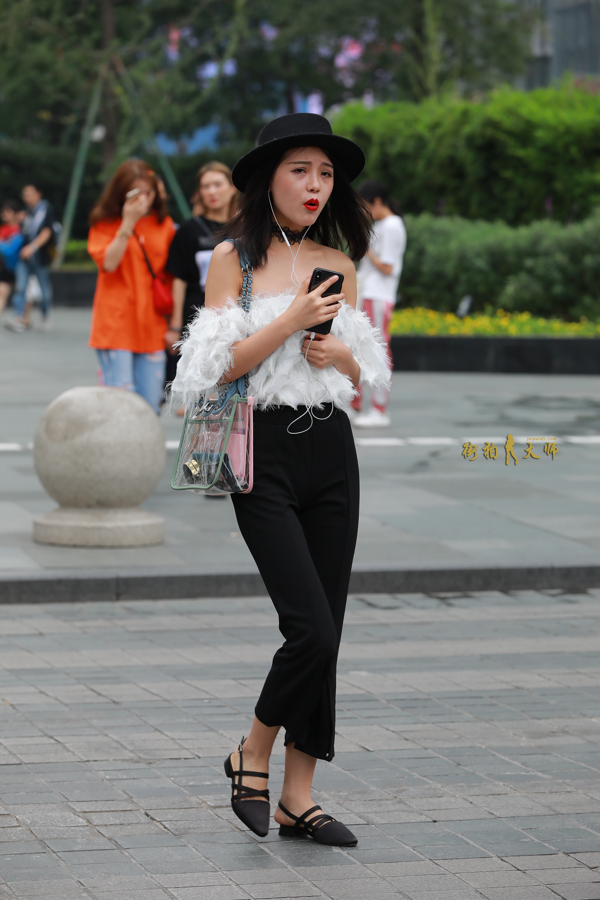 街拍:一字肩上衣搭配黑色裤子,时尚性感的小女人!