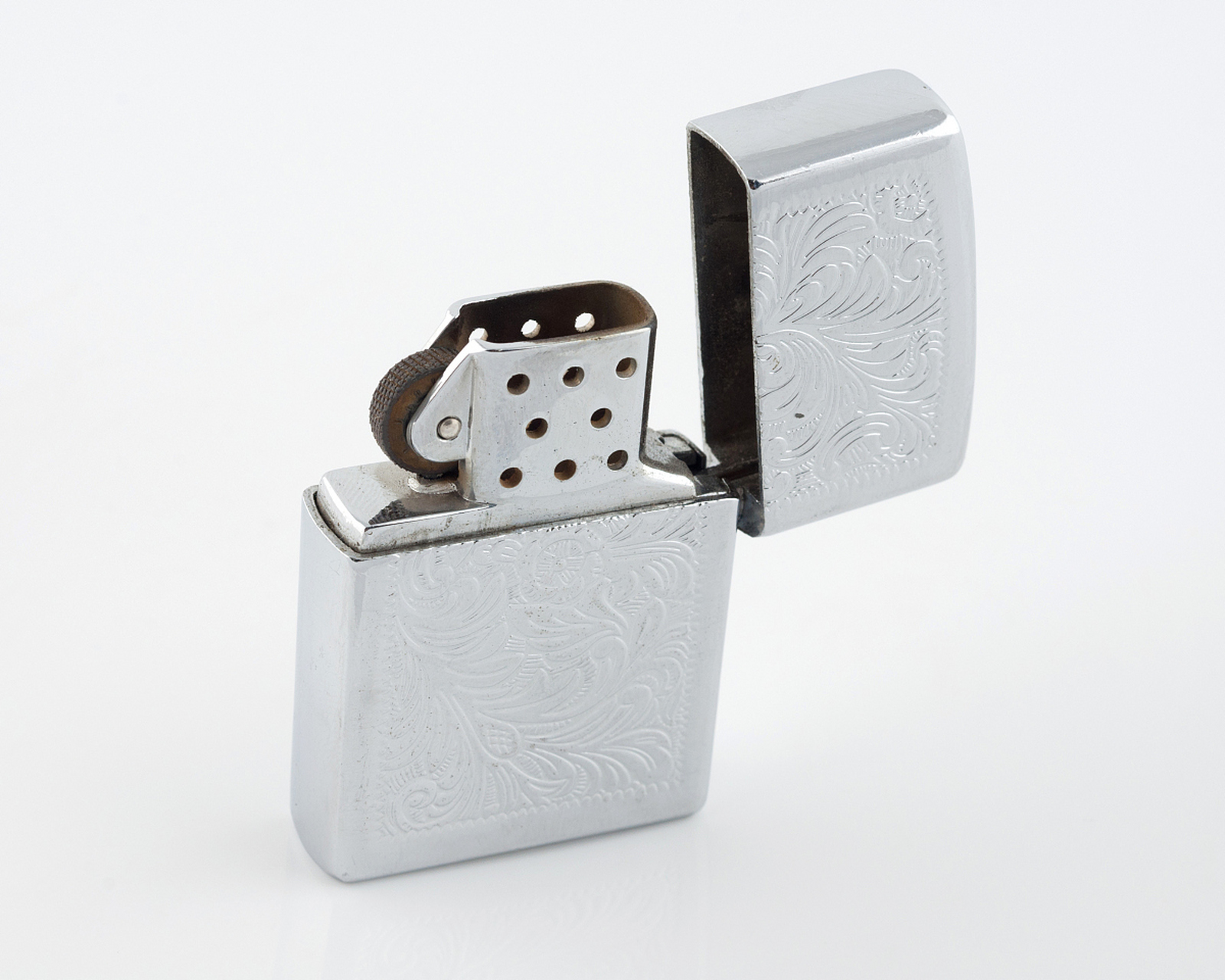 打开充气口,准备充气设备,将充气设备的充气口对准打火机的充气口