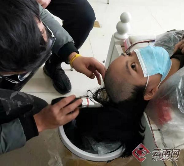 疫情不除,头发不留!镇雄县医院15名医护人员剃光头时刻准备着战疫