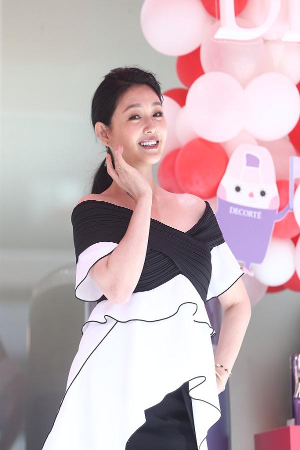 大s穿黑白露肩裙妖娆摆拍显富态