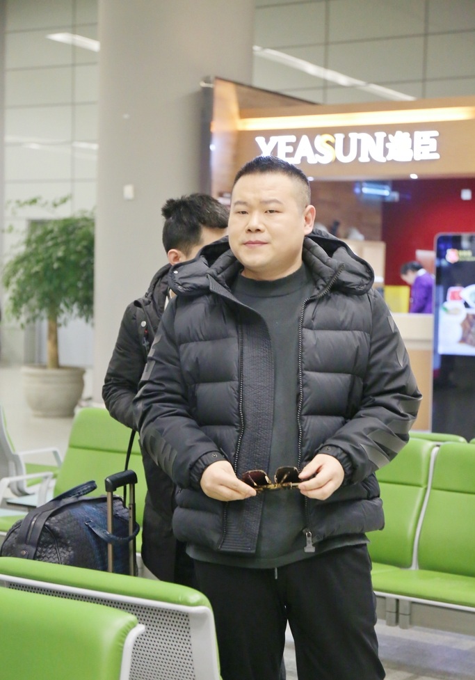 岳云鹏机场候机戴墨镜装酷 见镜头一秒破功