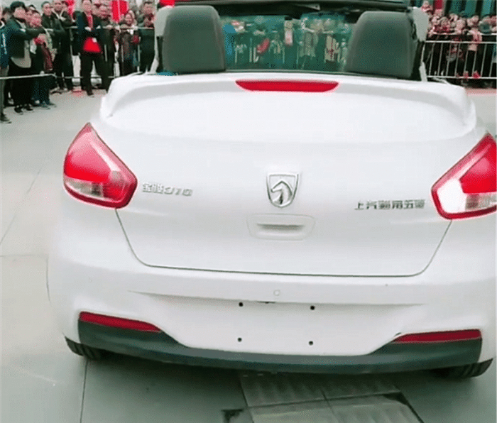 我国首辆宝骏310敞篷车现身,颜值不输奔驰smart,网友:买不到!