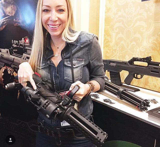 美国发明世界上最小加特林机枪,美女手持射击射速超过每分1万发