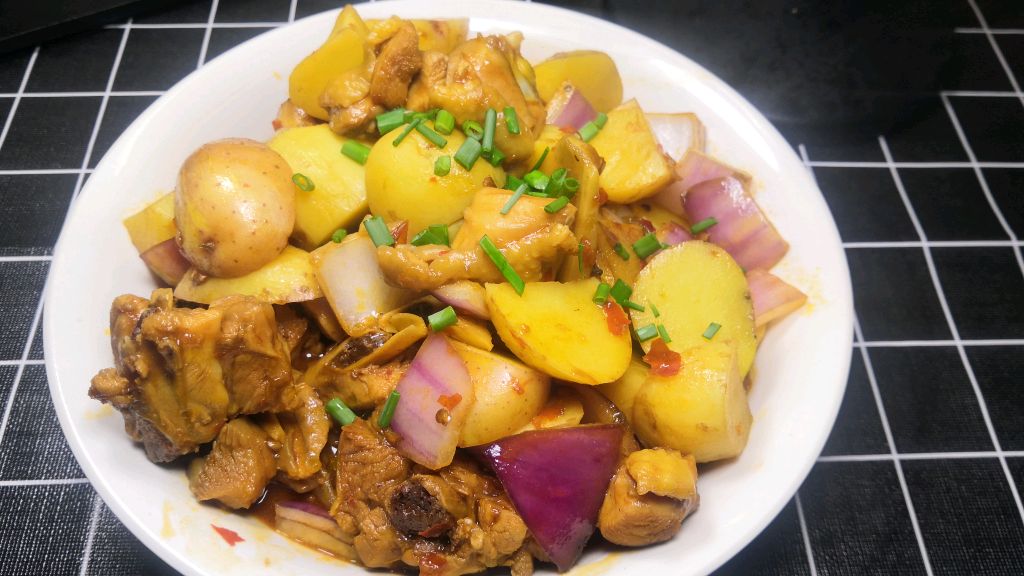 美味的土豆炖鸡块,土豆绵软,鸡肉嫩滑,每顿能吃三碗饭