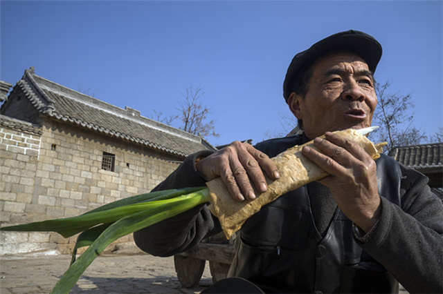 山东人为何喜欢吃大葱?很久很久以前他们就结了下了深厚友谊