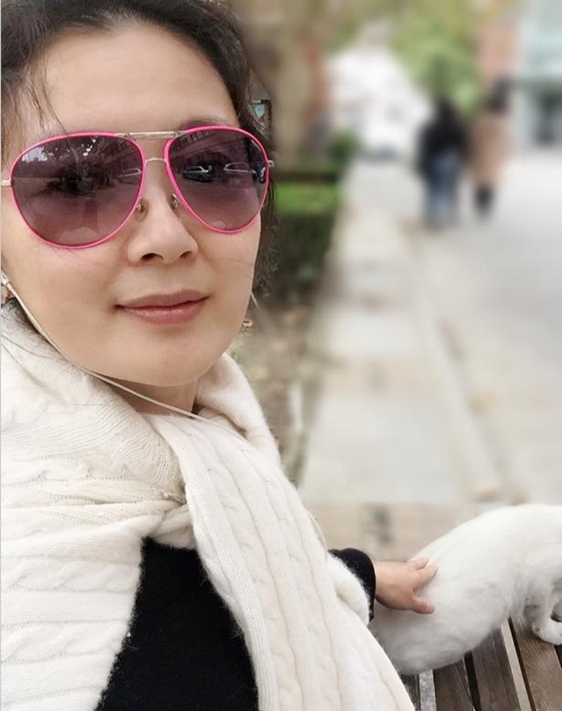 43岁池华琼近照,曾出演《十六岁花季》走红,现优雅老去认不出!