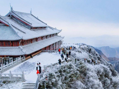 屹立在四川盆地西南部的峨眉山风景区