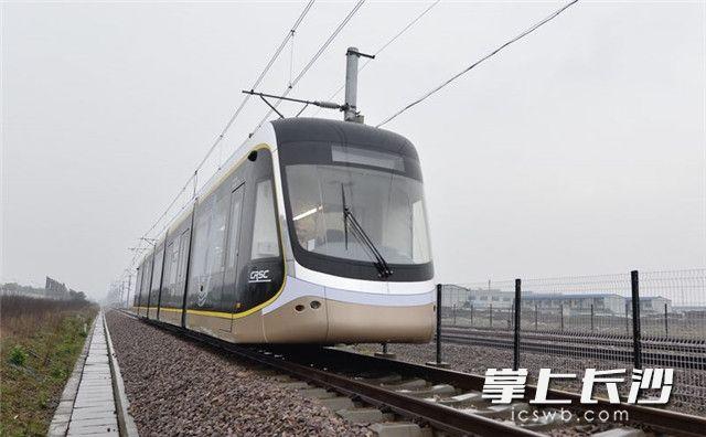 长沙产首条有轨电车下线 时速可达70km 载客量370人(视频)
