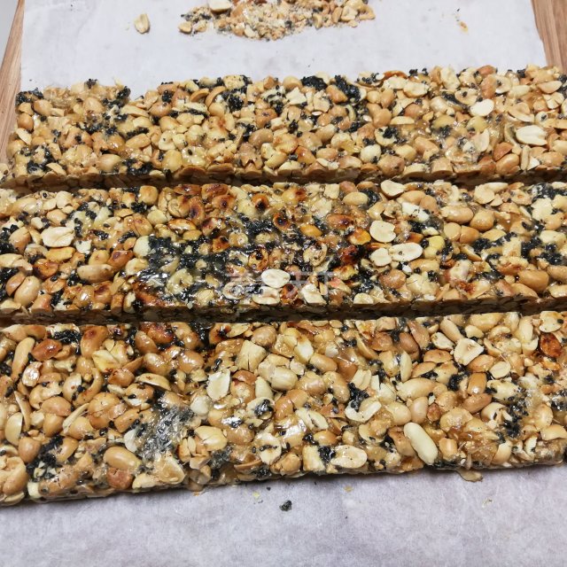花生芝麻糖,酥脆可口,做法简单一看就会