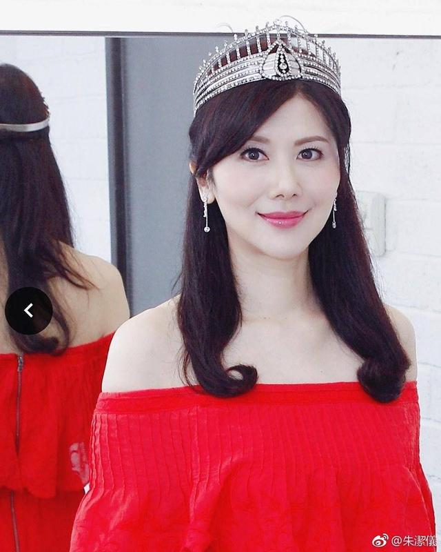 52岁前港姐转行做画家 曾被同届港姐欺负逼她退赛至今单身