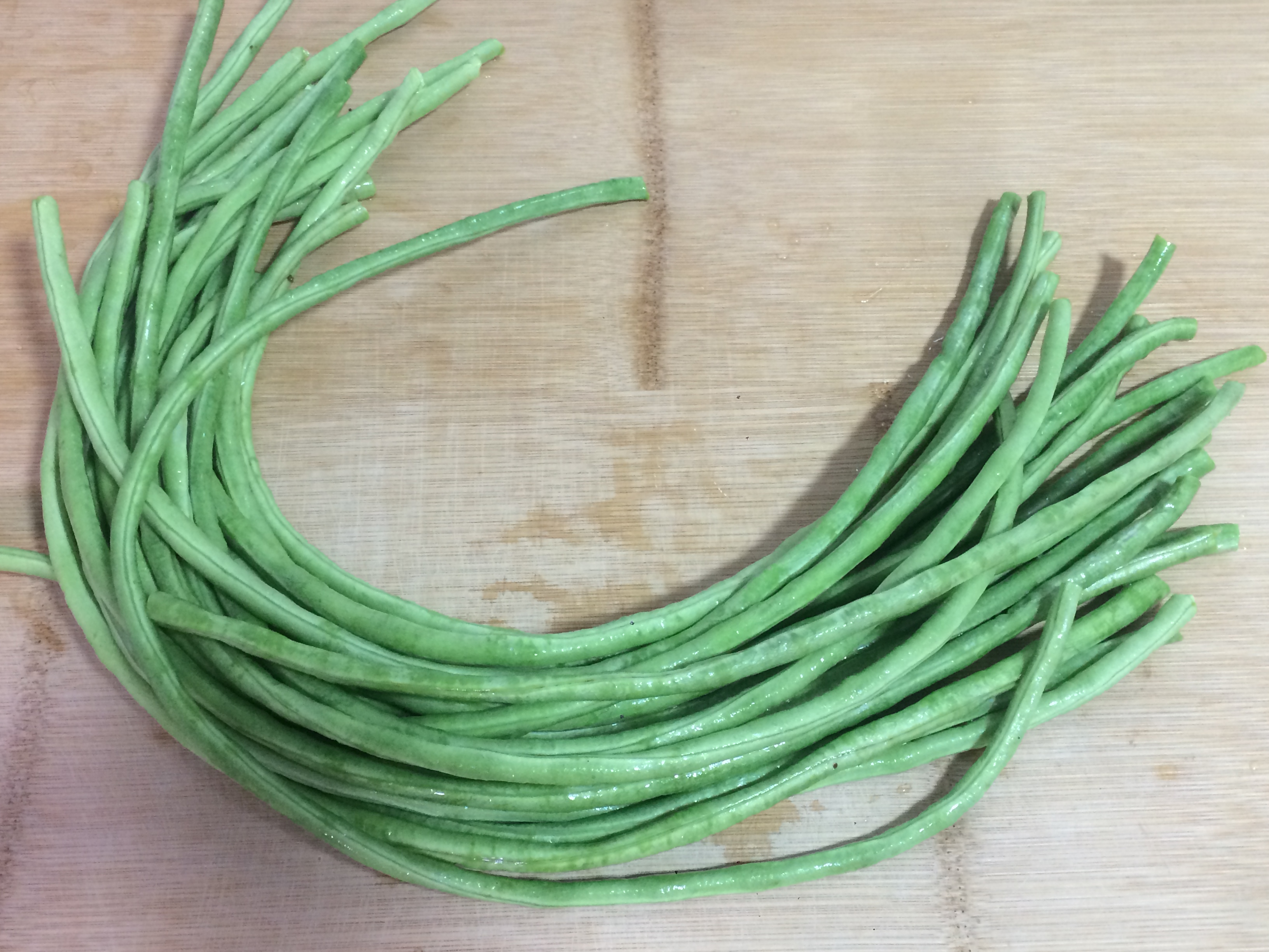 豆角别炒着吃了,试试这种新鲜做法,口感鲜香绵软,全家人都爱吃