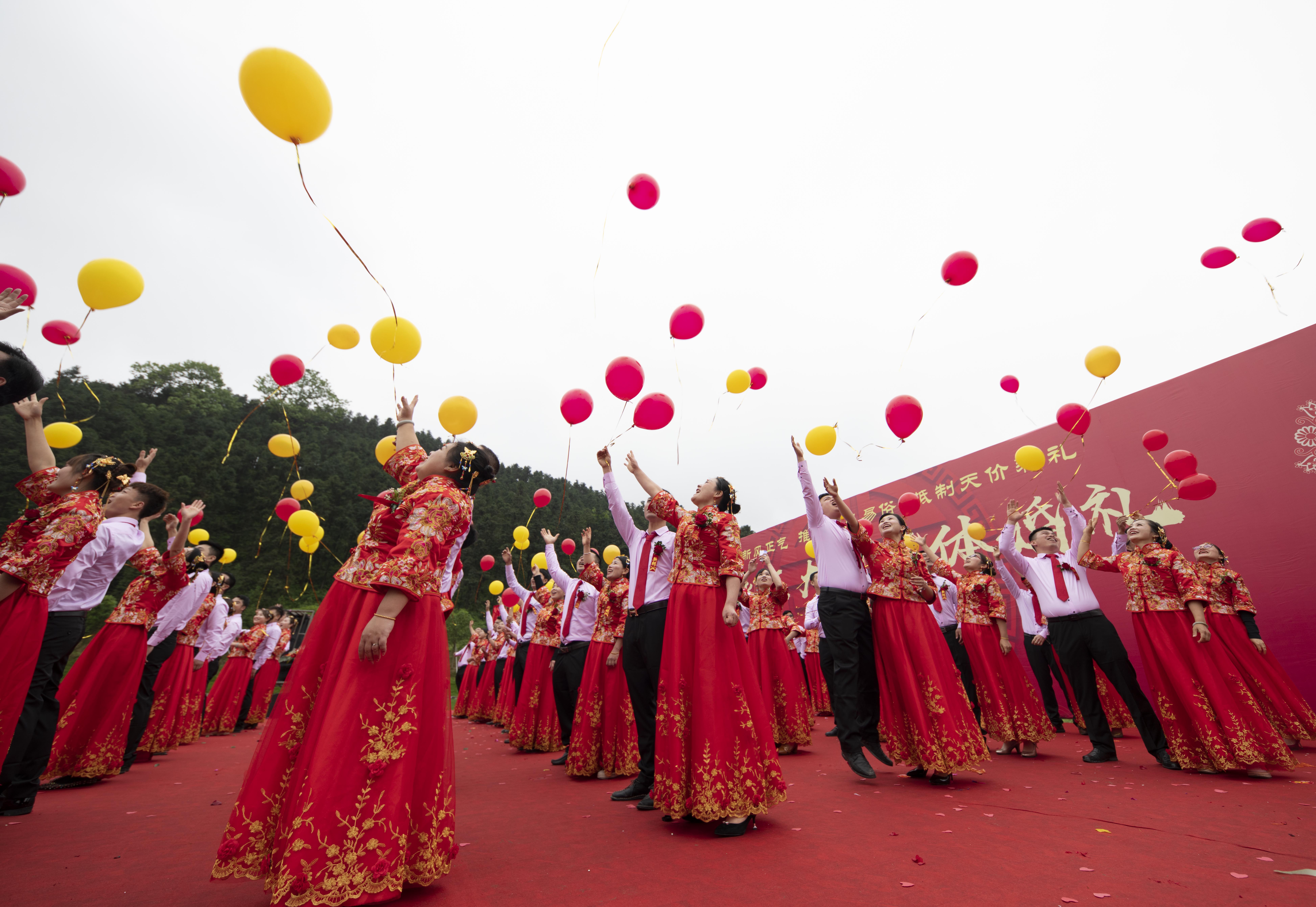 江西新余:乡村集体婚礼