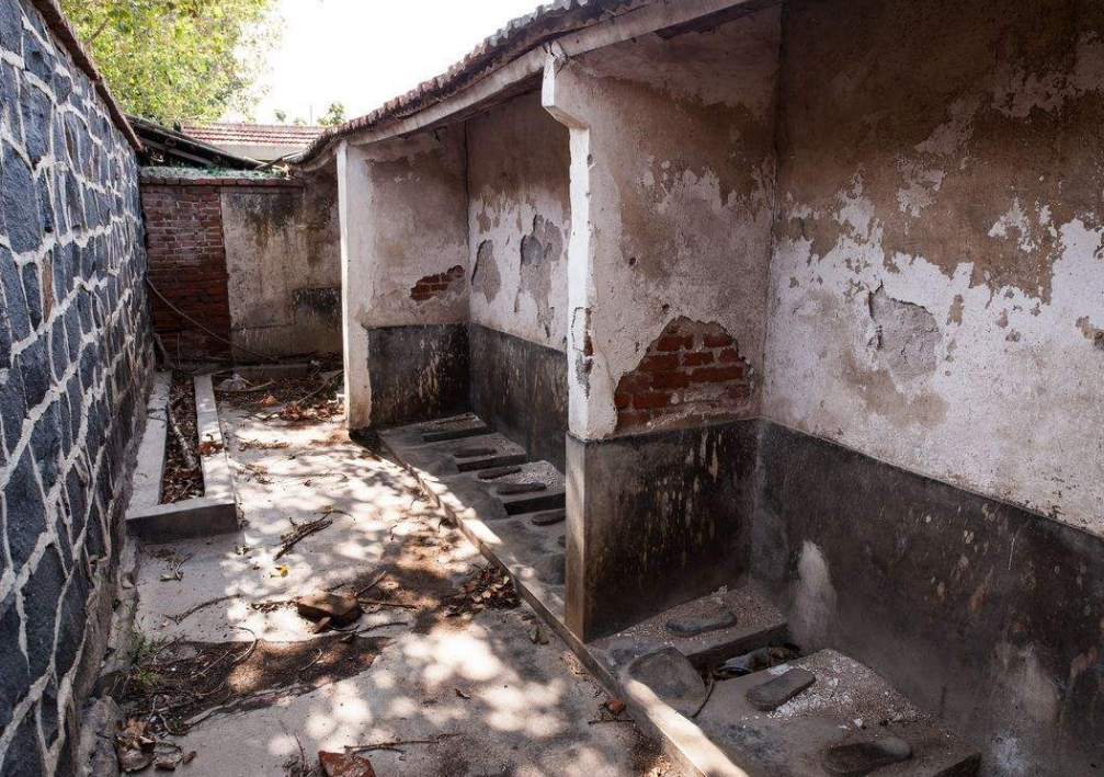 以前厕所简陋无比,文明建设后的农村,厕所简约不简单很干净!