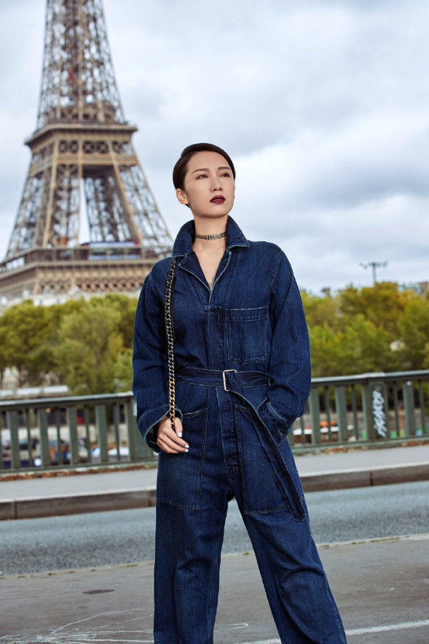 李念街拍这pose太飒了~工装风连体裤衬托出身材纤瘦,链条包包更是气场