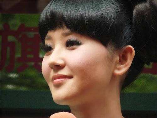 央视"名嘴"主持方琼,大10岁丈夫照,原来并不是陌生人,是熟人