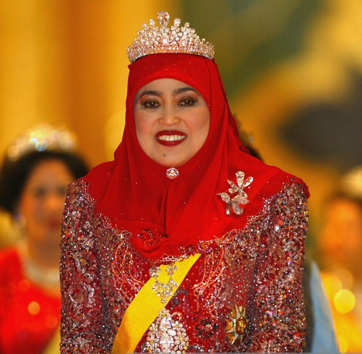 文莱王室有多富?从王后的王冠就可以看出,镶嵌的钻石大颗又密集